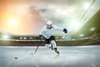 /album/fotogaleria-hockey-sobre-patines/a36305409-jugador-de-hockey-sobre-hielo-en-el-hielo-abrir-estadio-winter-classic-juego-foto-de-archivo-jpg/